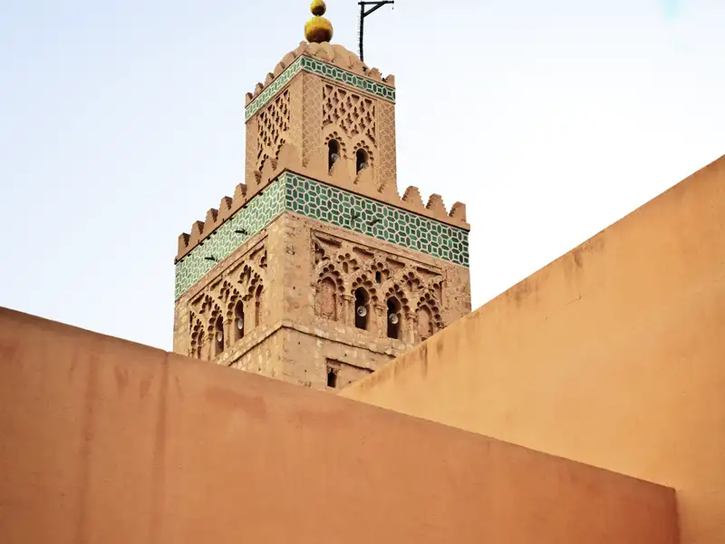 Unsere smart&small-Reise durch Marokko bietet viele schöne Kostbarkeiten. Das Minarett der Koutoubia-Moschee wacht über die Altstadt von Marrakesch und den berühmten Marktplatz Djemaa el-Fna.