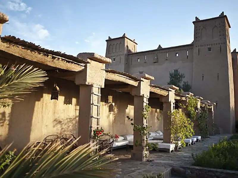 Freuen Sie sich im Rahmen Ihrer smart&small-Rundreise durch Marokko auf Übernachtungen in traditionellen Hotels wie der Kasbah Ben Moro in Skoura, einer behutsam umgebauten traditionellen Berberburg.