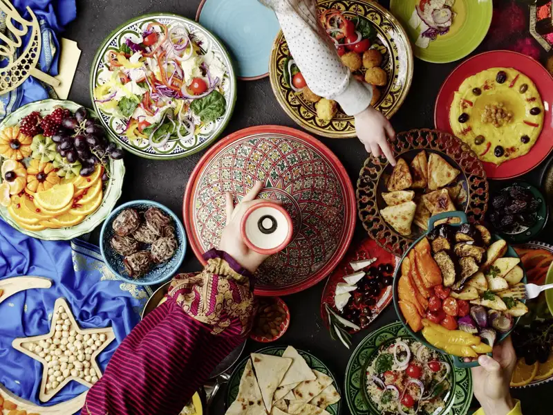 Couscous und Tajines, die Schmorgerichte aus dem traditionellen Tontopf, sind nur zwei Beispiele für die Spezialitäten der orientalischen Küche. Frische, lokale Früchte und süße Desserts dürfen dazu nicht fehlen. Bessaha, guten Appetit!