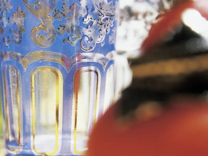 Frischer Minztee, gerne stark gesüßt, gehört für Marokkanerinnen und Marokkaner ganz selbstverständlich zum Alltag und wird Gästen bei jeder Gelegenheit angeboten. Kosten Sie diese Spezialität während Ihrer Rundreise warm oder kalt!