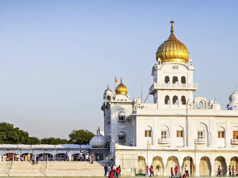 Auf unserer Reise nach Indien besuchen wir den Sikh tempel Bangla Sahib Gurudwar, in dem nicht nur Gläubige, sondern jeder ein freies Mittagessen bekommen kann.
