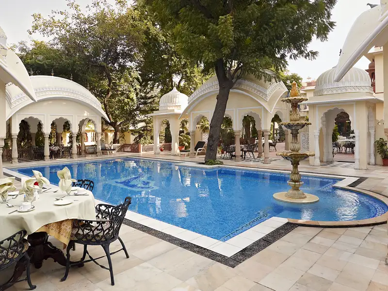 Zwei Nächte wohnen wir auf unserer Rundreise Rajasthan - Auszeit im Land der Maharadschas im Hotel Alsisar Haveli in Jaipur. Genießen Sie den Pool!