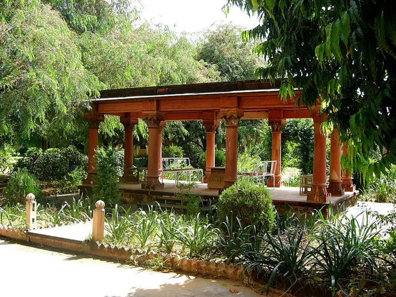 Zwei Nächte verbringen wir auf unserer Rundreise Rajasthan - Auszeit im Land der Maharadschas nahe des Ranthambore-Nationalparks im Hotel The Tigress mit seinem tollen Garten.