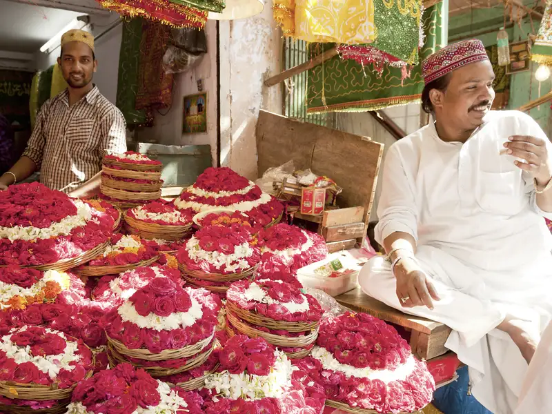 Auf Ihrer individuellen Reise durch Rajasthan haben Sie die Gelegenheit, einen Tempel zu besuchen, und kaufen vielleicht auf dem Markt Blumen dafür.
