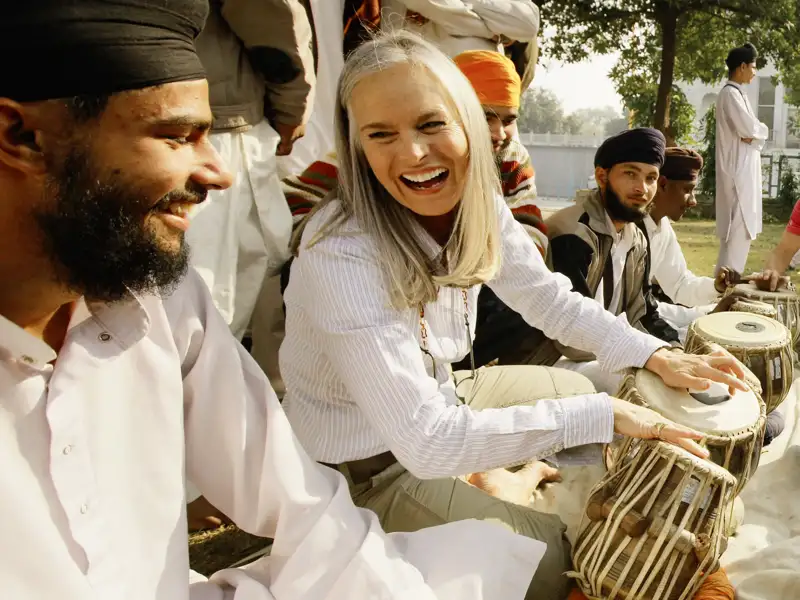 Auf unserer Reise nach Indien erleben wir die Kultur der Einheimischen direkt, wie heir auf dem Beispielbild beim Musizieren mit Trommlern im Tempel.