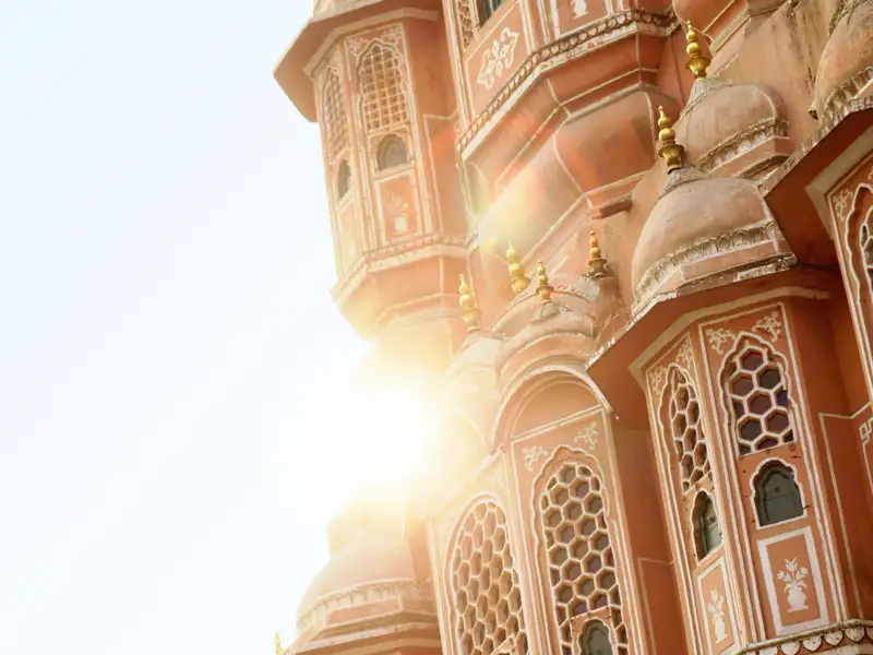 Auf unserer Reise nach Indien sind wir in Rajasthans Hauptsatdt Jaipur und sehen den Hawa Mahal, den Palast der Winde, die berühmteste Fassade der Stadt.