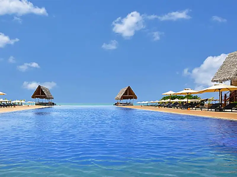 Zwei Nächte wohnen Sie bei unserer Rundreise durch Sri Lanka am Strand von Passekudah. Genießen Sie auch den Pool des Hotels Maalu Maalu.