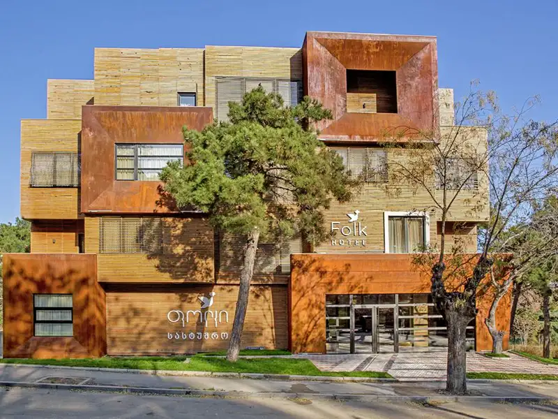 Das schicke Hotel Folk Boutique beherbergt uns in Tiflis, der ersten Station auf unserer Rundreise in kleiner Gruppe durch Georgien.