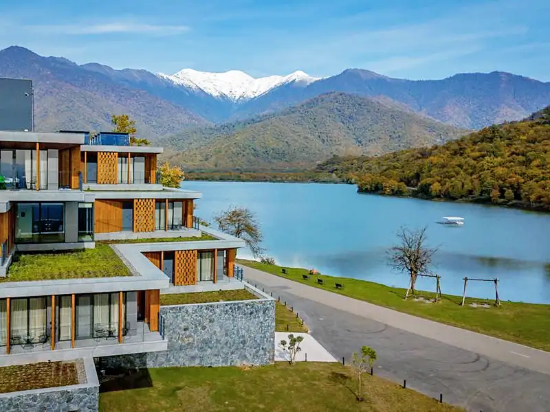 Unsere Unterkunft auf unserer smart & small-Rundreise durch Georgien am Kvareli-See: das schicke Hotel Kvareli Lake Resort.
