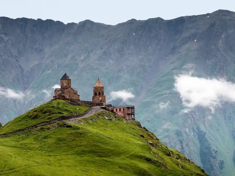 Die Gergeti-Dreifaltigkeitskirche in Georgien liegt wie ein verlorenes Bauklötzchen am Fuße der gewaltigen Gletschermassive.