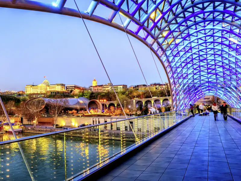 Ein Fest für alle Sinne: die Studiosus-Reise in kleiner Gruppe durch Georgien, das kleine Land am Kaukasus. Die Hauptstadt Tiflis überrascht mit ihrem kreativen Geist inmitten halb verfallener Jugendstilarchitektur, besonders beeindruckend: die moderne Friedensbrücke.