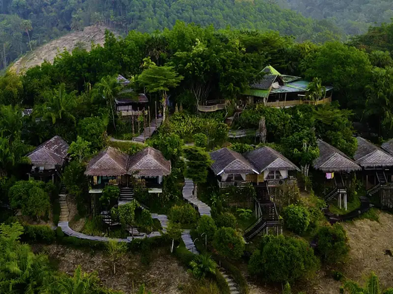 Idyllisch am grünen Hügel gelegen, erwartet uns das Khao Sok Boutique Camp während unserer smart&small-Rundreise in kleiner Gruppe durch Südthailand.