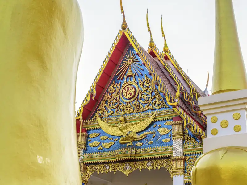 Unsere Studienreise in kleiner Gruppe mit Studiosus durch Südthailand führt auch nach Phuket, wo wir mit Wat Chalong einen der größten buddhistischen Tempel Phukets sehen.