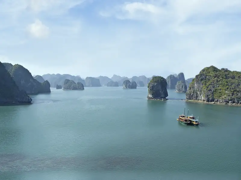 Einer der Höhepunkte unserer smart & small-Reise durch Vietnam ist die Fahrt mit Übernachtung auf einer Dschunke in der malerischen Halongbucht.