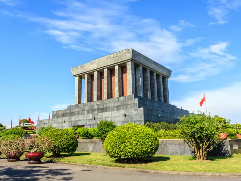 Anschließend widmen wir uns dem Mann mit den 50 Namen: Ho Chi Minh. Am Mausoleum erfahren wir, warum er als Nationalheld und Vater der Unabhängigkeit gilt.