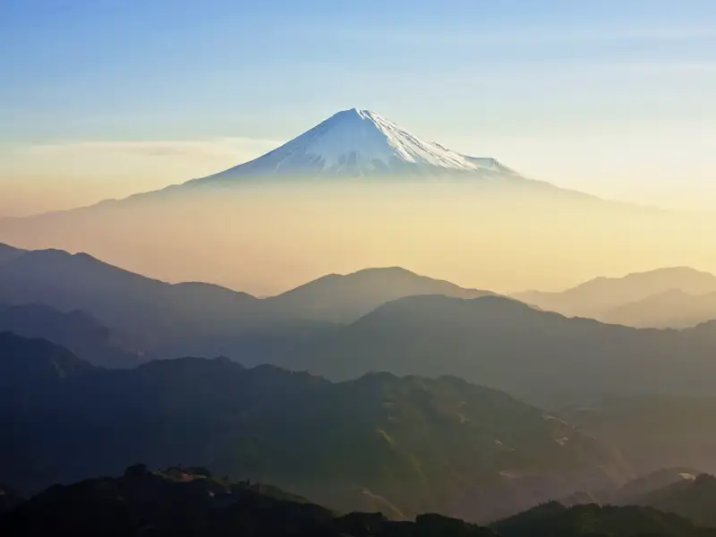 Auf unserer Rundreise in kleiner Gruppe durch Japan hoffen wir auf etwas Glück: Besonders schön wäre der Anblick des heiligen Berges, des Fuji-san, wenn er sich unverhüllt zeigt.