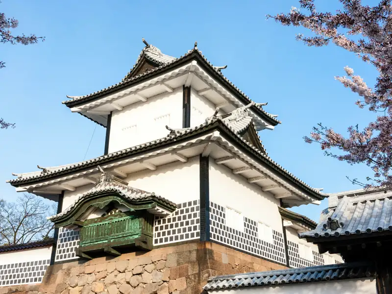 Kanazawa mit seiner historischen Burganlage ist ein beliebtes Reiseziel am Japanischen Meer.