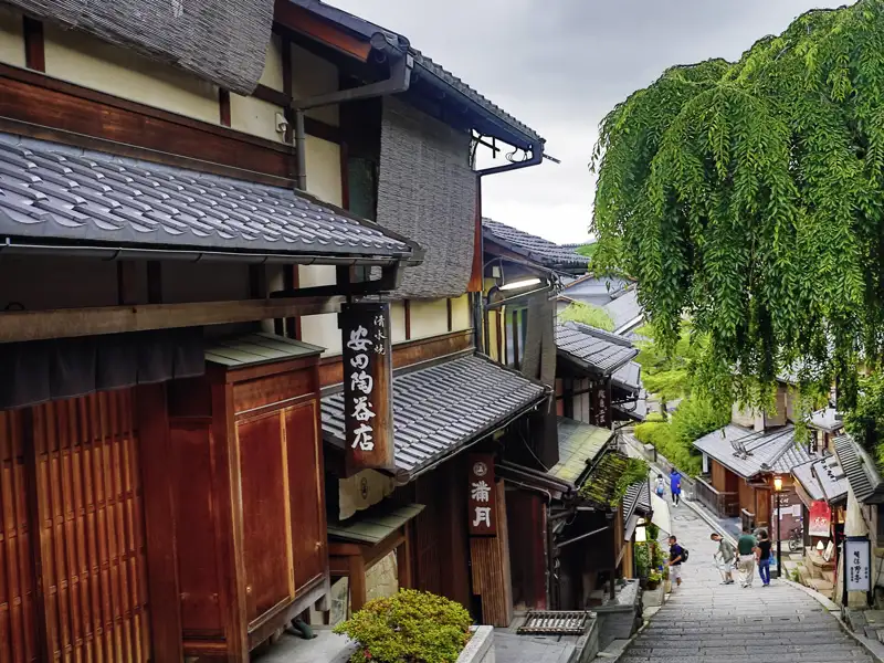 Gemeinsam mit Ihrem Studiosus-Reiseleiter entdecken Sie die historischen Winkel der alten Kaiserstadt Kyoto.