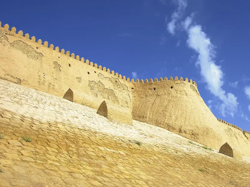 Auf unserer Rundreise durch Usbekistan wohnen wir in Chiwa direkt in der Altstadt, innerhalb der sandfarbenen Festungsmauern.