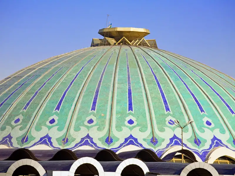 Auf unserer Studiosus-Reise durch Usbekistan begegnet uns häufig die farbe Blau, die in der usbekischen Architektur eine wichtige Rolle spielt.