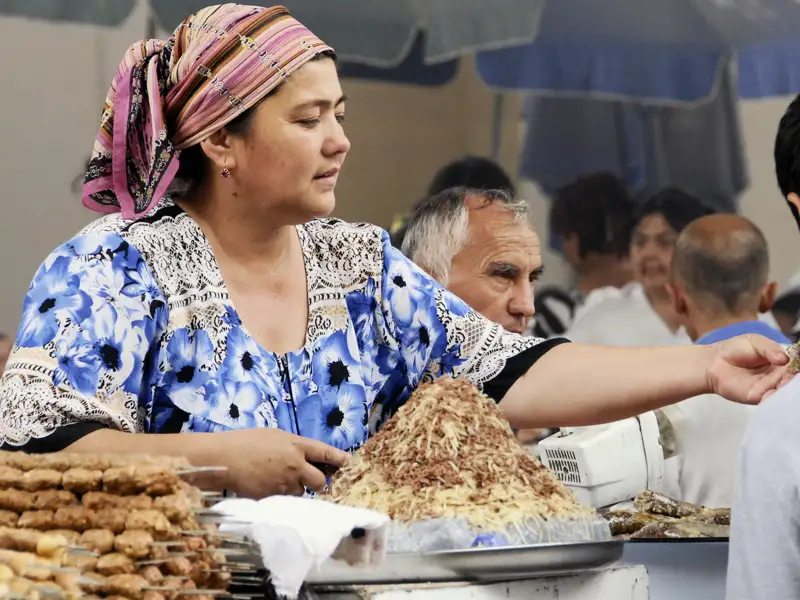 Auf unserer Marco Polo-Reise erleben wir den usbekischen Alltag auf dem Basar von Taschkent, wo man frische Leckereien wie Fleischspieße, Brot und Nüsse probieren kann.
