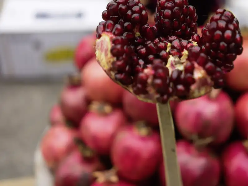 Granatapfelkerne werden gerne für schmackhafte Gerichte der usbekischen Küche verwendet, die wir auf unserer Reise  probieren.