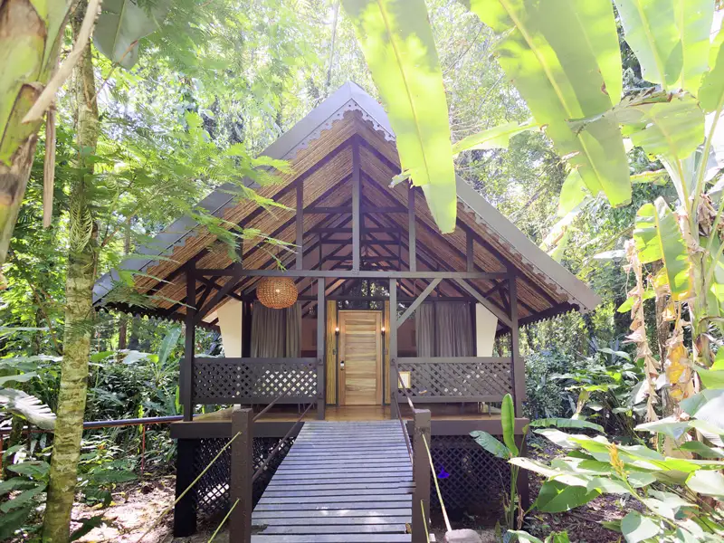 Auf unserer smart & small-Reise nach Costa Rica verbringen wir drei Nächte im Hotel Almonds & Corals an der Karibikküste im Süden Costa Ricas, mitten im tropischen Regenwald und nur wenige Schritte vom Strand entfernt. Von Ihrer Terrasse aus können Sie bereits echtes Dschungel-Feeling genießen.