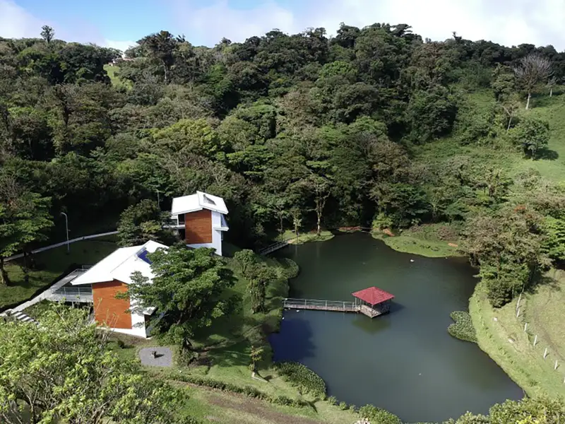 Die ländliche Burbi Lake Lodge ist ein idyllischer Rückzugsort an einem kleinen See in der Nähe der Schutzgebiete von Monteverde und unser Domizil für zwei Nächte auf der smart & small-Reise nach Costa Rica. Großartig sind die Ausblicke auf die Berge von Monteverde mit dem faszinierenden und üppig grünen Nebelwald.