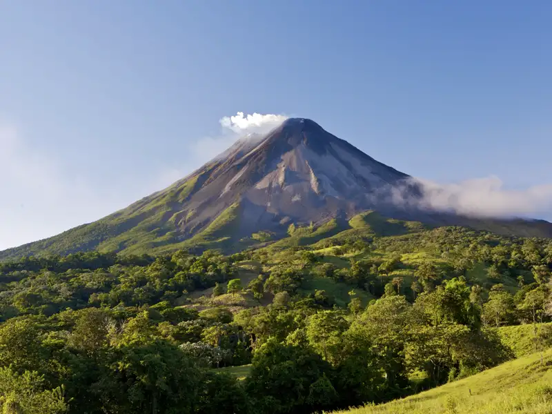 Auf unserer Studiosus-Reise durch Costa Rica verbringen Sie drei Nächte am Fuße des Vulkans Arenal. Bei einer Wanderung entlang eines Lavaflusses werden wir mit einem Postkartenblick auf den formschönen Vulkankegel belohnt - nur eines von vielen Vulkanerlebnissen auf dieser Reise!