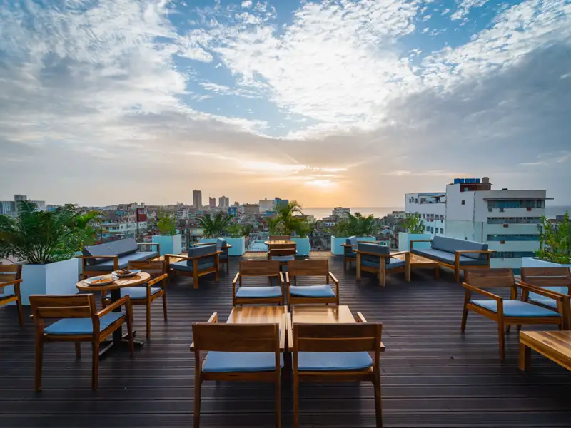 Auf unserer smart & small-Reise nach Kuba in kleiner Gruppe liegt das koloniale Havanna direkt vor der Tür unseres Boutique-Hotels Mystique Habana. Spätestens beim gemeinsamen Abendessen auf der Dachterrasse liegt uns die Stadt zu Füßen.