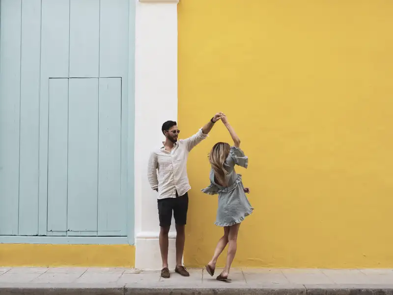 Mit karibischen Rhythmen empfangen uns Musiker in Trinidad. Das geht auch uns in die Beine und lädt zum Tanzen ein. Eines der mitreißenden Erlebnisse in Kuba, die auf unserer smart & small-Reise in der kleinen Gruppe möglich sind.