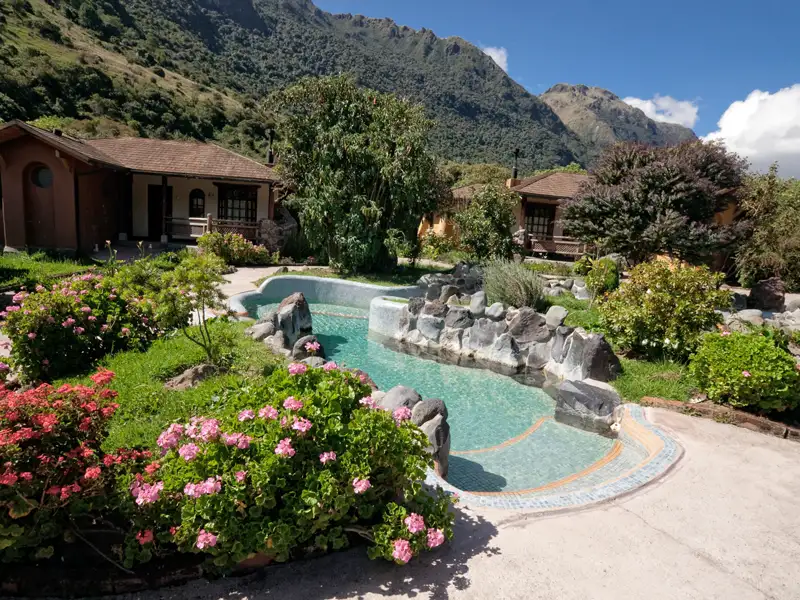 Auf unserer Reise durch Ecuador übernachten wir im Hotel Termas de Papallacta, einem kleinen Paradies in den Anden. Der Clou: die hauseigenen Thermalbecken, gespeist von mineralhaltigen Adern des Vulkans Antisana - ideal zum Entspannen!