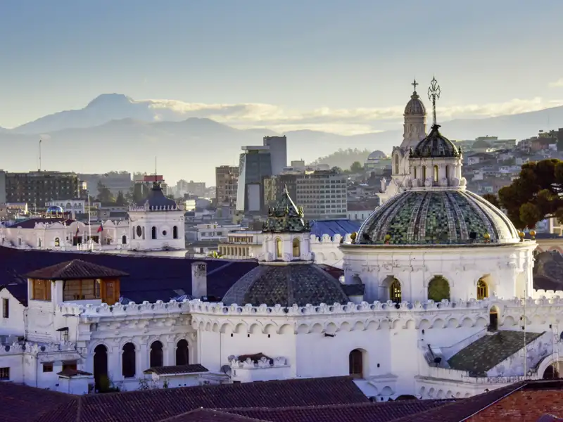 Die Studiosus-Reise durch Ecuador startet in der Hauptstadt Quito, wo wir die historische Altstadt erkunden (UNESCO-Welterbe). Ein erster Höhepunkt der Reise ist der Panoramablick vom Panecillo auf die Stadt und die schneebedeckten Vulkane - eine einzigartige Kombination aus Kultur und Natur für einen unvergesslichen Reiseeinstieg.