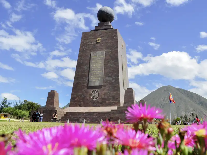 Mit einem Fuß auf der Südhalbkugel, mit dem anderen auf der Nordhalbkugel – möglich am Monument Mitad del Mundo auf Ihrer smart & small-Reise durch Ecuador mit Studiosus. Wir stehen nämlich am Äquator!