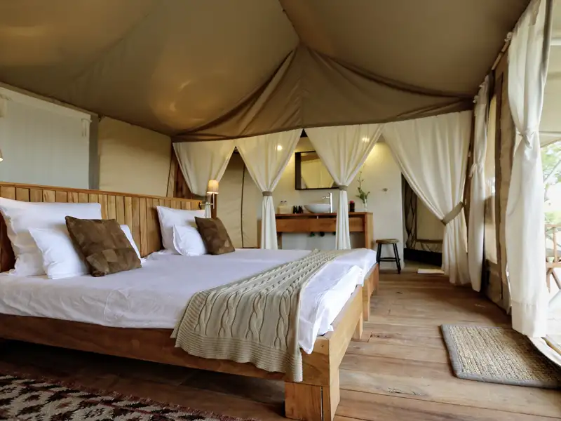 Im Tented Camp von Grumeti Hills übernachten wir auf der smart & small-Rundreise durch Tansania in komfortablen Safarizelten.