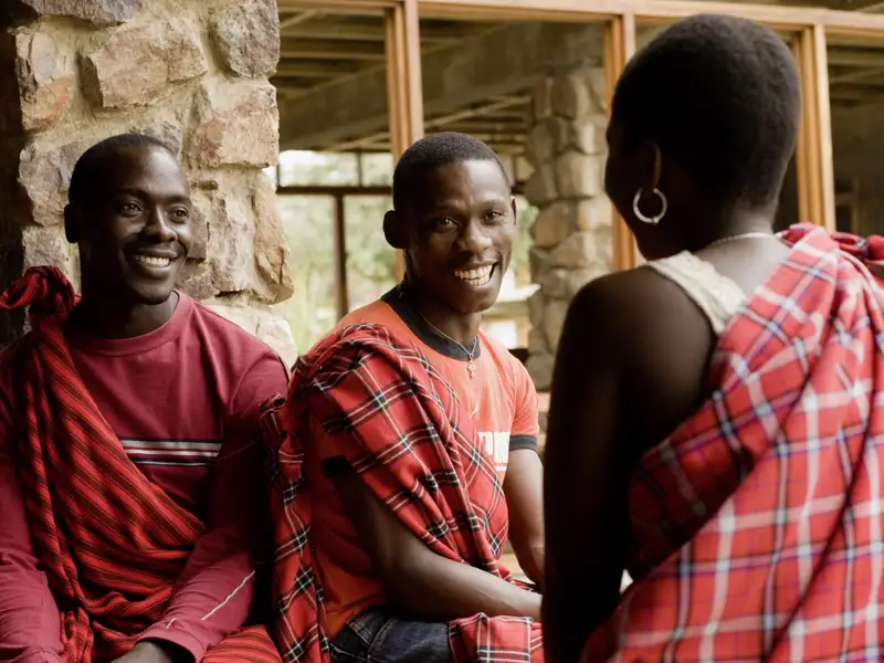 Auf unserer Rundreise durch Tansania übernachten wir in Camps und Lodges, genau wie diese Massai.