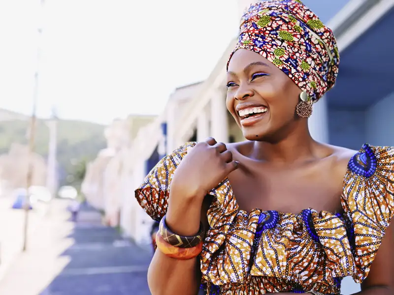 Unsere Rundreise in kleiner Gruppe führt uns nach Kapstadt, wo uns Afrikanerinnen in ihren schönen farbigen Kleidern begegnen.