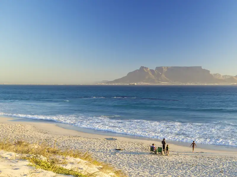 Vom malerischen Bloubergstrand aus hat man perfekte Aussicht auf den Tafelberg.