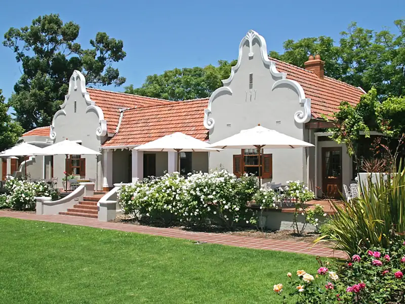 In Constantia, einem Vorort von Kapstadt, genießen wir auf unserer Rundreise durch Südafrika in der Glen Avon Lodge den Garten mit Pool.
