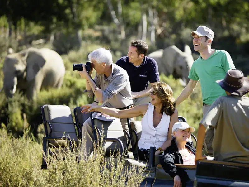 Mit Studiosus unterwegs auf Safari, Ihr Reiseleiter verspricht spannende Tiersichtungen.