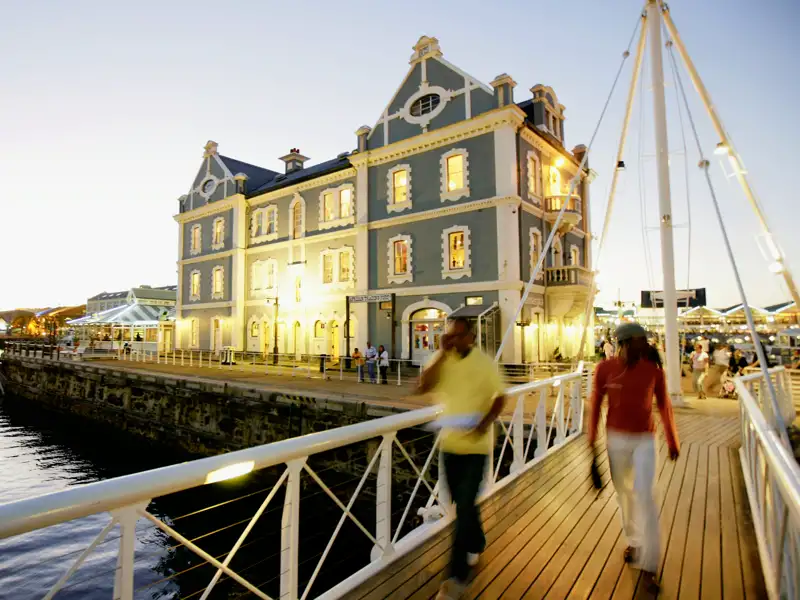 Auf unserer Reise mit Studiosus durch Südafrika in kleiner Gruppe haben wir auch ausreichend Zeit, eigene Wege zu gehen. Zum Beispiel beim Bummel entlang der Waterfront in Kapstadt.