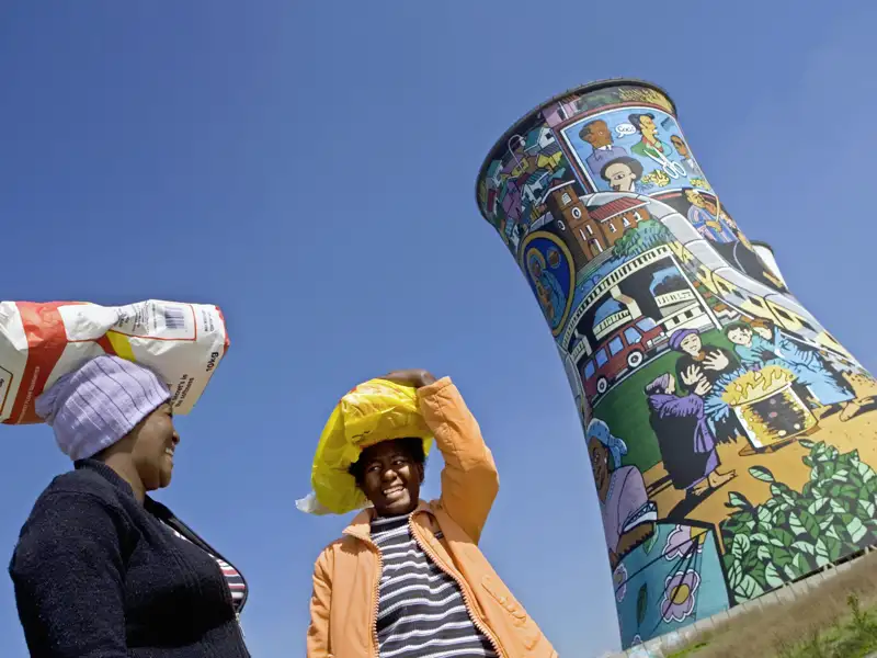 Bunte Eindrücke gibt es auf unserer Rundreise durch Südafrika in kleiner Gruppe sehr viele. Doch nicht nur die Natur ist farbenfreudig, sondern auch die Menschen - und sogar dieser bemalte ehemalige Kühlturm in der Township Soweto.