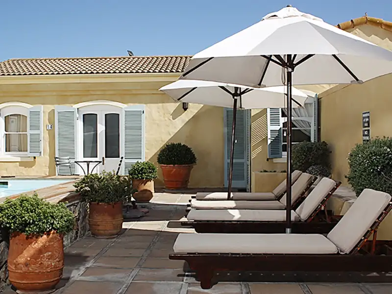 Auf unserer Rundreise in kleiner Gruppe durch Südafrika genießen wir die gelöste Atmosphäre im Ferienort Hermanus und entspannen in der Auberge Burgundy mit Sonnenterrasse und Pool.