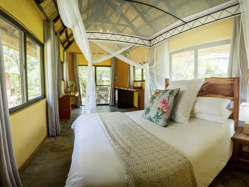 Zum Ende der Reise übernachten wir nahe Livingstone in der Maramba River Lodge, um von dort die Viktoriafälle zu erkunden