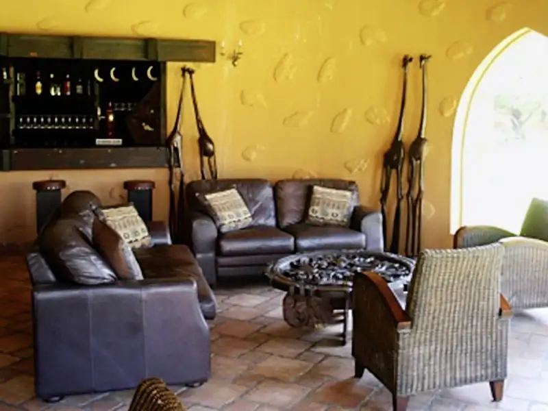 Ein authentisches Safari-Feeling erwartet uns auf unserer Rundreise durch Namibia in kleiner Gruppe in der Mount Etjo Safari Lodge.