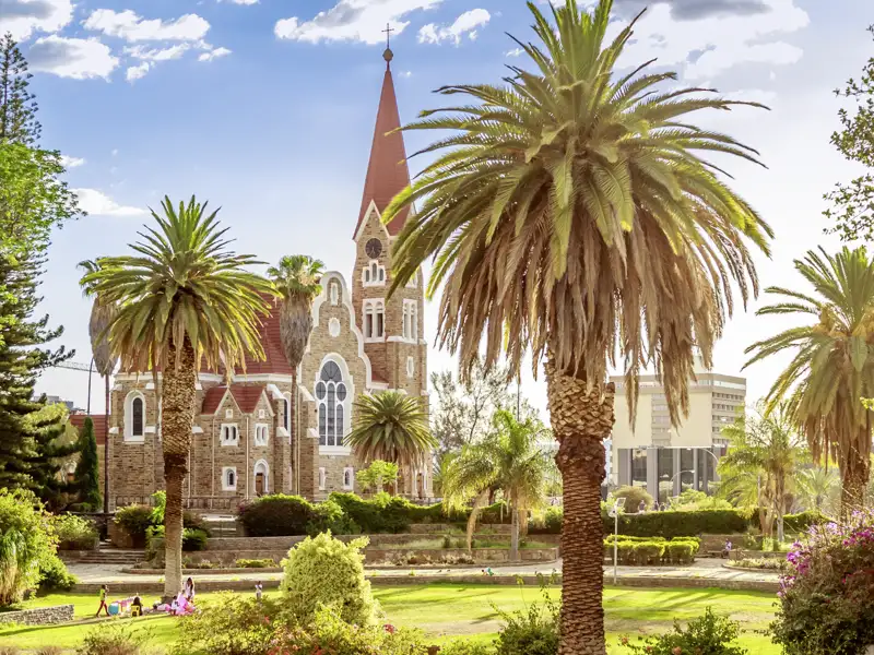 Wir beginnen unsere Rundreise durch Namibia in Windhuk und bestaunen die Spuren des deutschen Kulturerbes wie hier an der Christuskirche, eines der Wahrzeichen der Hauptstadt des Landes.