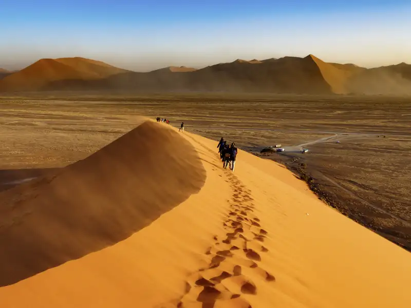 Jede Menge Highlights bietet die Rundreise in der kleinen Gruppe aus unserem smart & small-Programm, wie zum Beispiel eine beeindruckende Wanderung in den Dünen der Namibwüste.