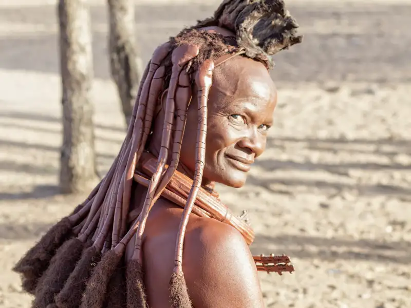 Während unserer Studiosus-Rundreise durch Namibia lernen wir vieles über die verschiedenen Völker des Landes. Die Himba sind ein altes Halbnomadenvolk und bekannt für ihren schönen Ockerfarbton und ihre Haarpracht.