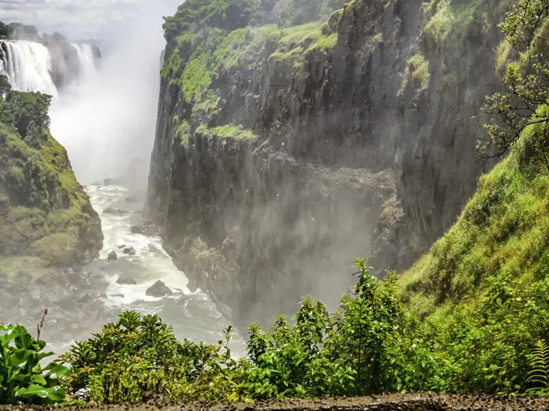 Auf der 14-tägigen Rundreise in kleiner Gruppe durch Botswana und Namibia besuchen wir gegen Ende unserer Tour auch einen der schönsten Wasserfälle der Welt: die Viktoriafälle bei Victoria Falls in Simbabwe.