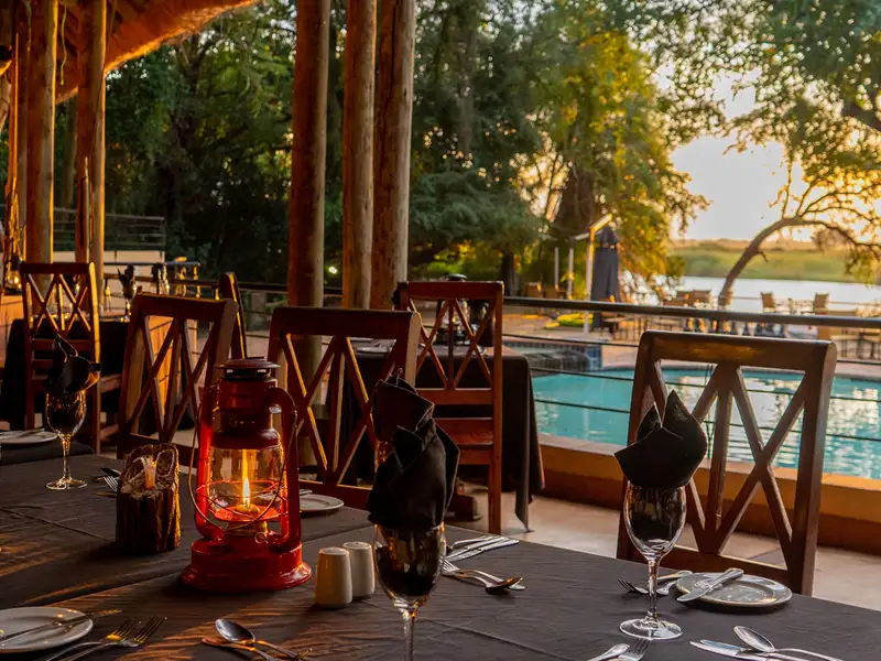 Wir genießen auf unserer Rundreise durch Botswana in kleiner Gruppe nach erlebnisreichen Tagen die erholsame Atmosphäre unserer Unterkünfte.